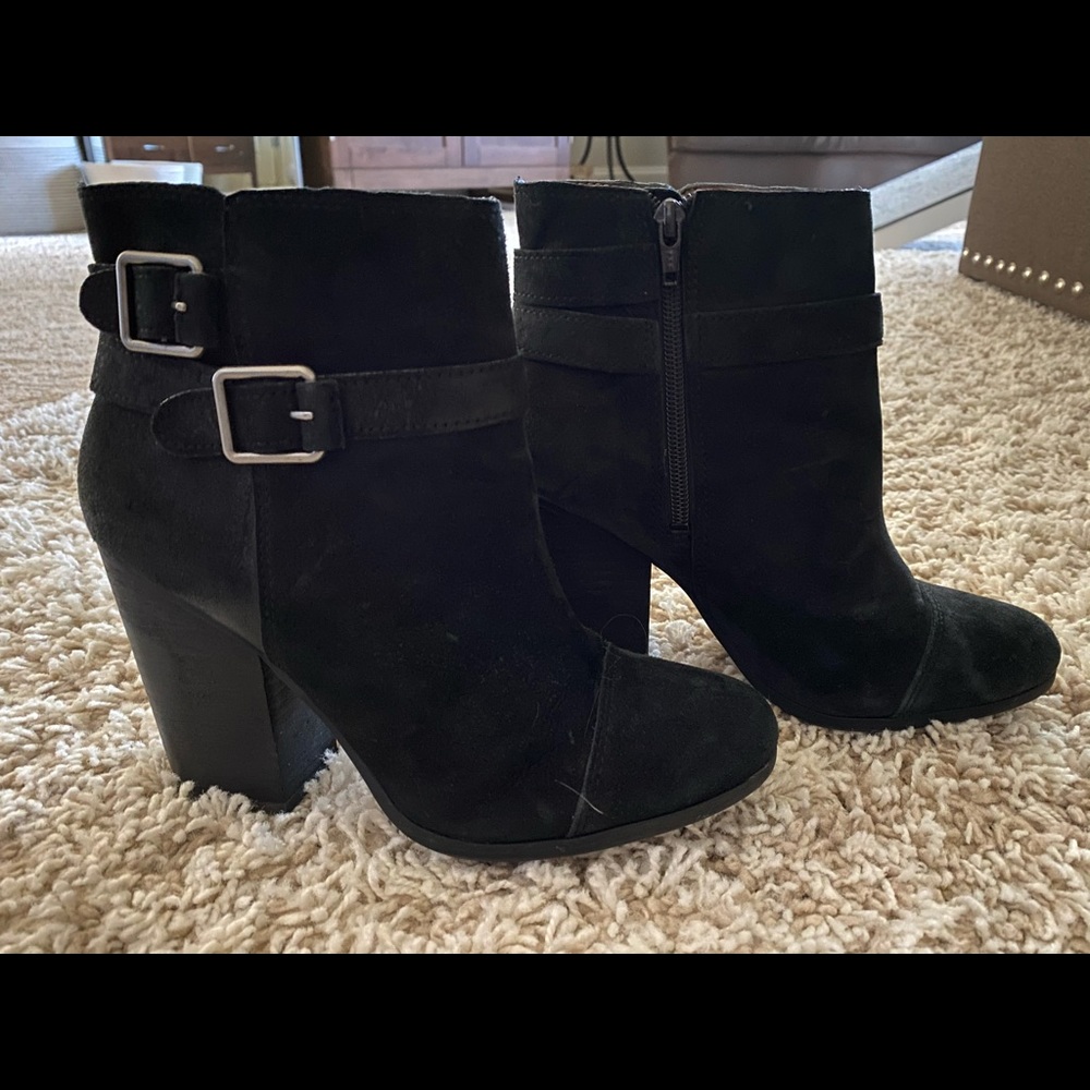 Lucky brand suede cap toe buckle bootie. Size 9.